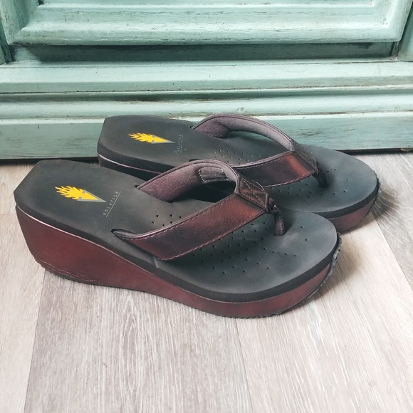 Volatile Wedge Platform Bronze Flip Flop Sandals 7